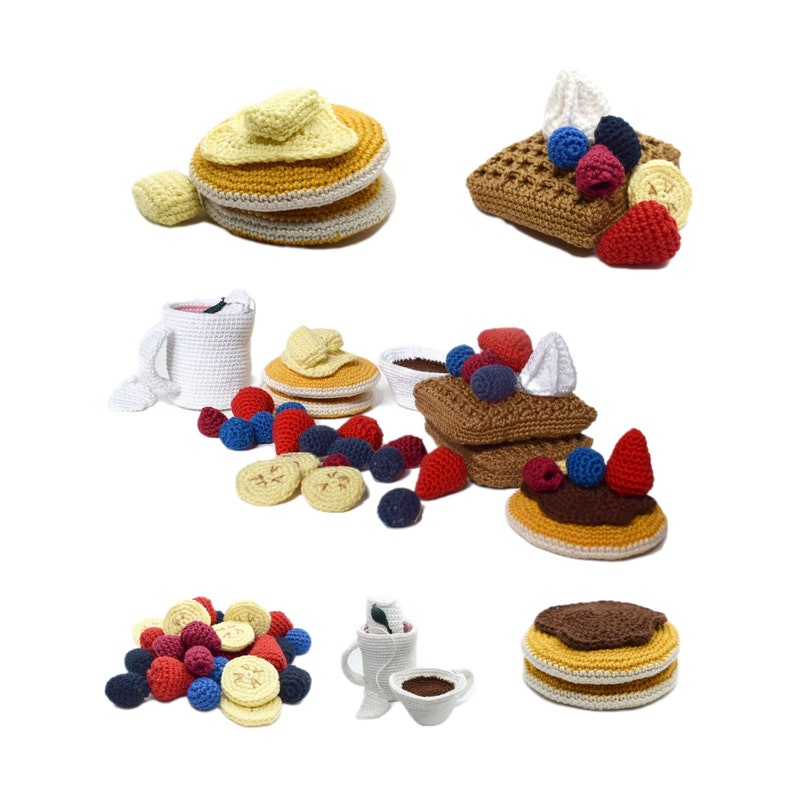 K&ouml;nnte beinhalten: Ein Set geh&auml;kelter Fr&uuml;hst&uuml;cksgerichte, darunter Pfannkuchen, Waffeln und eine Tasse Kaffee. Das Essen ist mit Schlagsahne, Beeren und Schokoladensirup verziert.