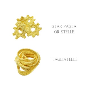K&ouml;nnte beinhalten: Zwei Arten von gelber Pasta: sternf&ouml;rmige Pasta, genannt "Star Pasta or Stelle", und lange, d&uuml;nne Pasta, genannt "Tagliatelle".