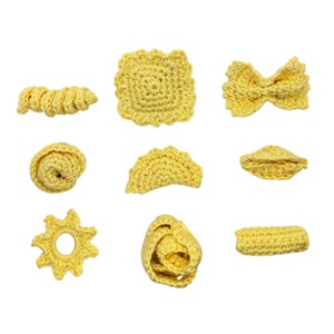 K&ouml;nnte beinhalten: Ein Set aus neun geh&auml;kelten Nudelformen in Gelb. Die Formen umfassen Schleife, Rotini, Penne, Farfalle und andere Nudelformen.