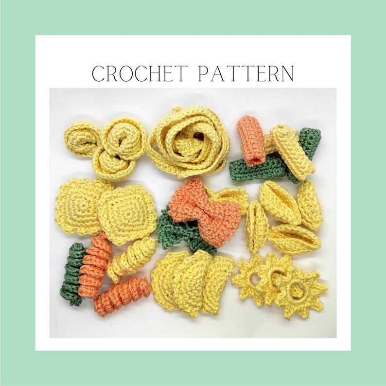 K&ouml;nnte beinhalten: Eine Sammlung geh&auml;kelter Pastaformen in verschiedenen Farben, darunter Gelb, Orange, Gr&uuml;n und Braun. Die Pastaformen umfassen Schleifen, Rotini, Muscheln und andere Formen. Der Text "CROCHET PATTERN" befindet sich oben im Bild.