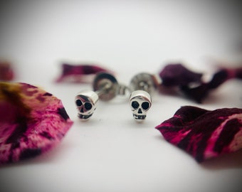 925 Sterling silver skull earrings, tiny skull stud earrings, cartilage piercing, dainty skull earring