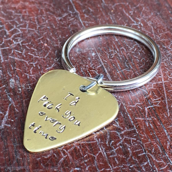 Te elegiría siempre: llavero con púa de guitarra de latón estampada a mano, regalo, aluminio, cobre o latón, regalo por menos de 10 dólares
