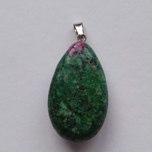 Könnte beinhalten: Ein grüner und rosafarbener tropfenförmiger Anhänger mit einer silbernen Öse.