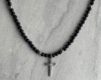 Collier de perles en onyx mat avec croix en acier inoxydable