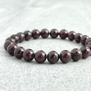Men&#39;s Garnet Beaded Bracelet: Natural Gemstone Stretch Bracelet
