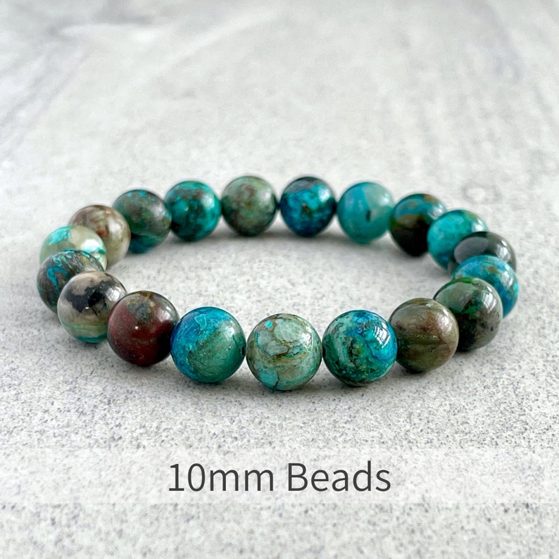 Puede incluir: Un brazalete hecho con cuentas de turquesa y jaspe marr&oacute;n de 10 mm. Las cuentas son redondas y tienen un acabado natural y pulido.