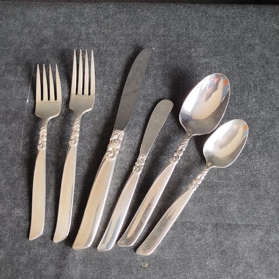 Community SOUTH SEAS SILVERPLATE Flatware - Oneida Brand Cutlery - Full place settings, Serving Utensils, Knife, Fork, Spoon dining utensils