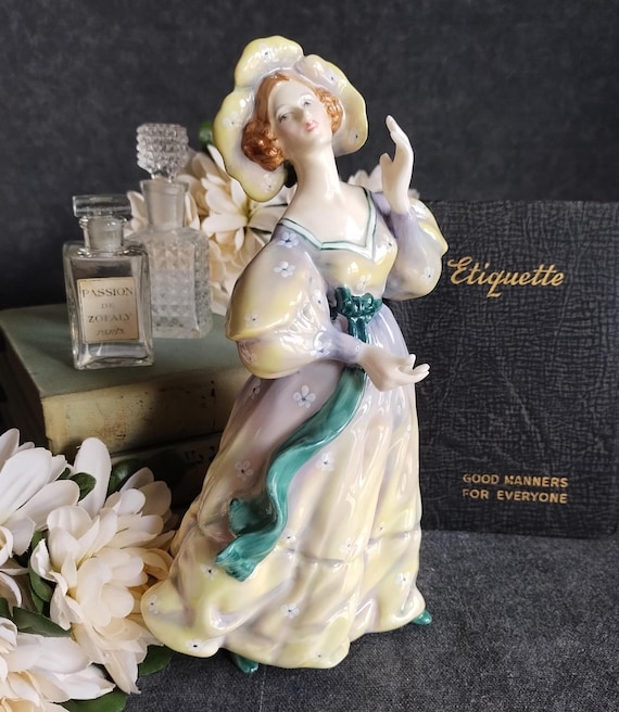 Royal Doulton GRAND MANNER Figurine - HN2723 - Hand Painted Collectible