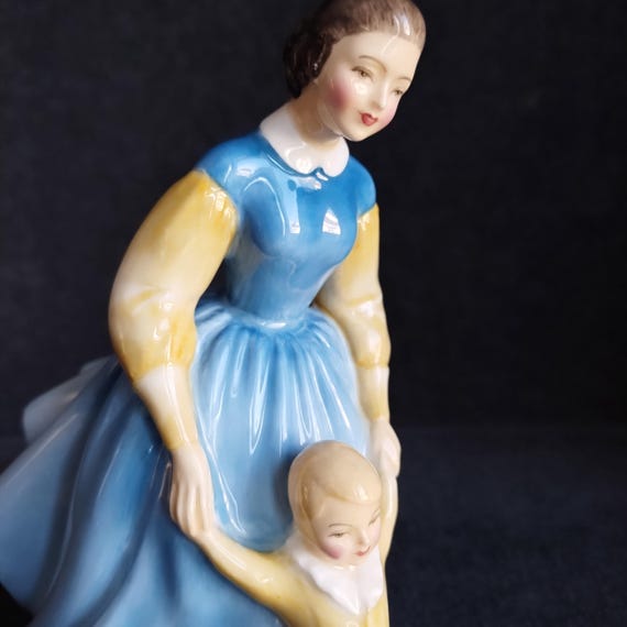 Royal Doulton FIRST STEPS Figurine HN2242 - Mother and Baby Porcelain Collectible - Milestone Gift