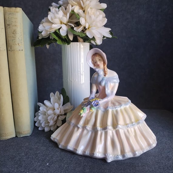 Royal Doulton DAYDREAMS Figurine - HN1731 - Bone China collectible