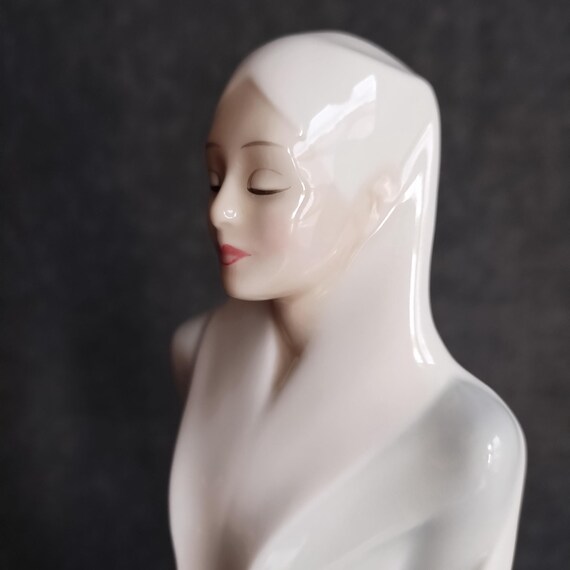 Royal Doulton SOPHISTICATION Statuette: Art Deco Reflections Series Figurine HN3059