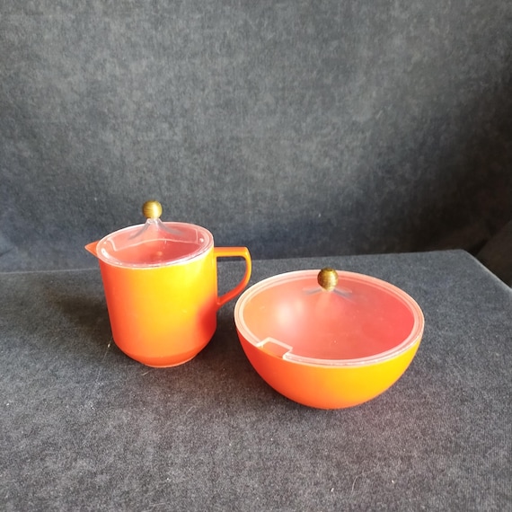 Geni CREAM & SUGAR Set - MCM Style Atomic Orange Creamer and Sugar Bowl - Plastic Cream Jug and Sugar Bowl with Clear Lids - Retro Kitchen
