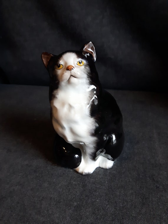 Royal Doulton PERSIAN CAT - HN999 - Seated Style 1 - Black & White Long Hair Cat Figurine