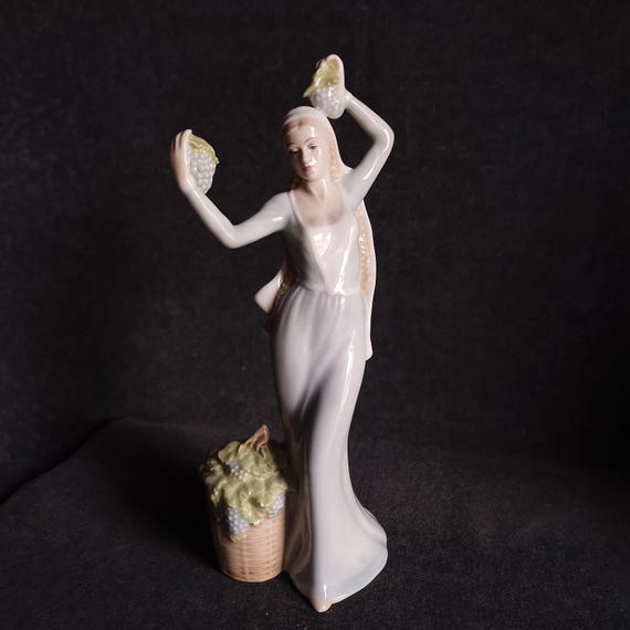 Royal Doulton AUTUMN GLORY Figurine - HN2766 - Only 1000 Produced -  Limited Edition Collectible