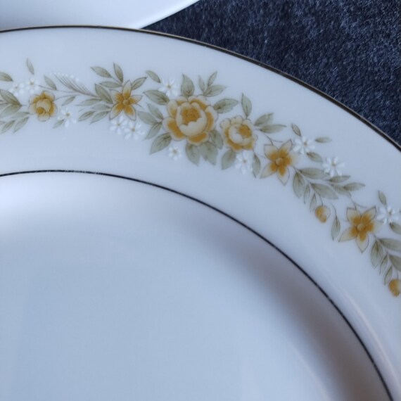 Mita Fine China Golden Rose Bowls & Plates Set – Japanese Porcelain Dinnerware