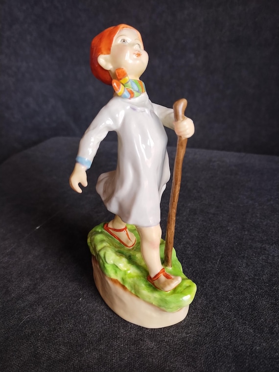 Royal Worcester THURSDAY'S CHILD Boy Figurine: Freda Doughty Design #3260 - Days of the week children hand painted collectibles