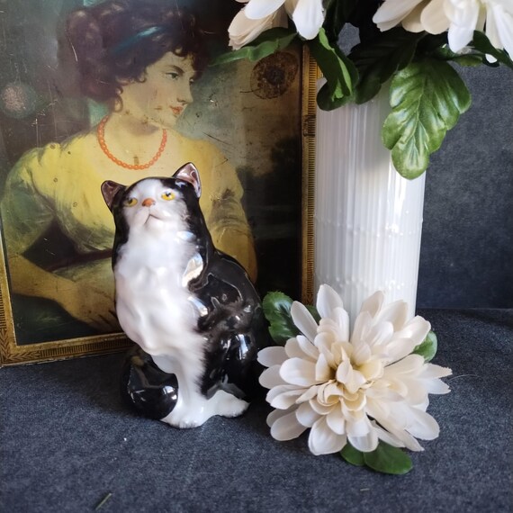 Royal Doulton PERSIAN CAT - HN999 - Seated Style 1 - Black & White Long Hair Cat Figurine