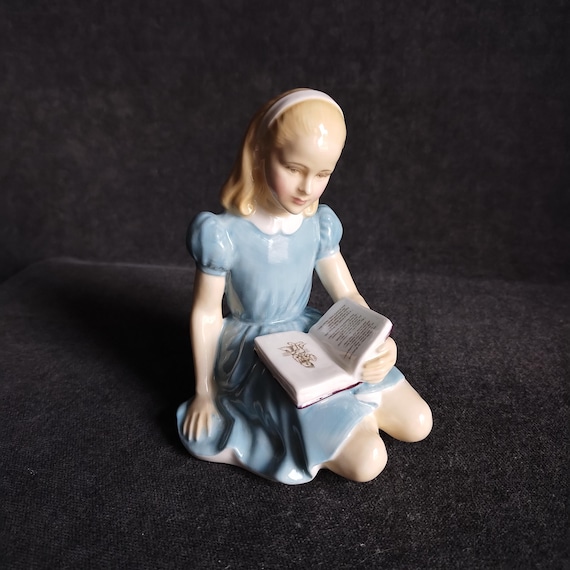 Royal Doulton ALICE - HN2158 - Peggy Davies Design - Girl Reading Lewis Caroll Book - Alice in Wonderland