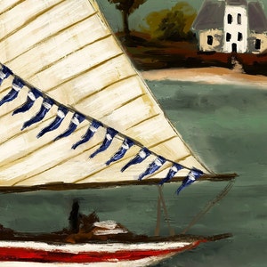 Puede incluir: Un velero blanco con una cuerda de banderines azules y blancos colgando del m&aacute;stil. El velero est&aacute; en el agua con un fondo verde. Una casa blanca con un techo gris es visible en el fondo.