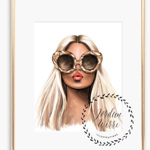 Op de afbeelding: Een digitale illustratie van een vrouw met lang blond haar die een grote, ronde zonnebril met luipaardprint draagt. De vrouw kijkt rechtstreeks naar de kijker met haar lippen lichtjes geopend. De achtergrond is wit. De afbeelding is rechtsonder getekend met "Jordan Werre Illustrations".