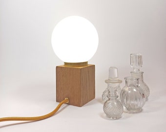 HARITZ mid century table lamp, unique design in oak wood, made in a sustainable way. Warm light for you home decor. Led bulb included