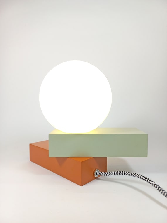 Lámpara de mesa con múltiples posiciones KONTXITA. Iluminación de diseño para el hogar, producto hecho a mano, madera y vidrio, led incluida