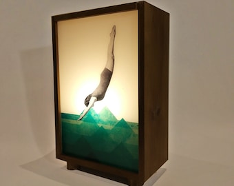 Leuchtkasten aus walnussfarben gebeiztem Holz mit warmem Licht – austauschbarer Bildschirm, anpassbare Option mit Ihrem Bild oder Design #SWIMMER