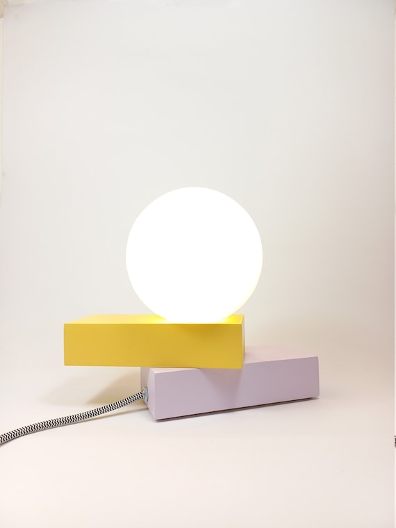 Lámpara de mesa con múltiples posiciones, piezas lacadas y tulipa de vidrio, diseñada y hecho a mano de manera sostenible, bombilla led