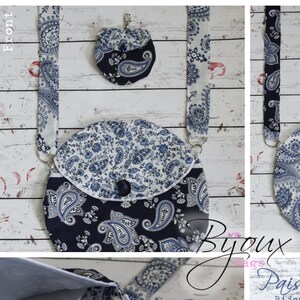 Può includere: Una borsa in tessuto con stampa paisley blu e bianca con una borsa più piccola abbinata. La borsa più grande ha una patta con chiusura a bottone. Le borse sono attaccate a una tracolla in tessuto con stampa paisley blu e bianca. Il testo "Byoux Bags Paistle & Pup Bijoux & Bud set 25cm (10"), 9cm (3½") Paislie walks the dog with one dry and one waterproof pocket for transporting unmentionables. Pup joins in the fun at the collar, holding the empties.. $40 AUD (incl.GST) + shipping" è stampato sull'immagine.