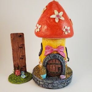 Vrolijk geel en rood paddenstoelen sprookjeshuis