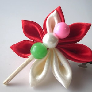 Mugen inspirierte Kanzashi Blume, handgemachter japanischer Stoff Blumenclip, Elfenbein, Rot, Anime Haarschmuck