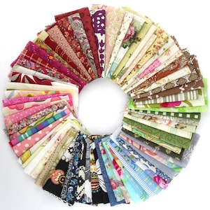 Puede incluir: Una colección de recortes de tela en una variedad de colores y patrones, dispuestos en un círculo. Las telas incluyen estampados florales, patrones de cachemira, rayas y lunares.