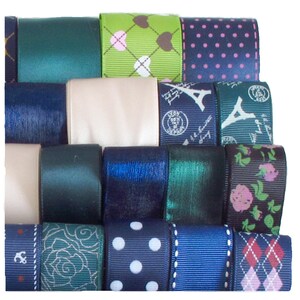 K&ouml;nnte beinhalten: Sortiment an Bandspulen in verschiedenen Farben und Mustern, darunter Gr&uuml;n, Blau, Wei&szlig; und Rosa. Die B&auml;nder zeigen Punkte, Herzen, Eiffel-Turm-Designs und Blumenmuster.