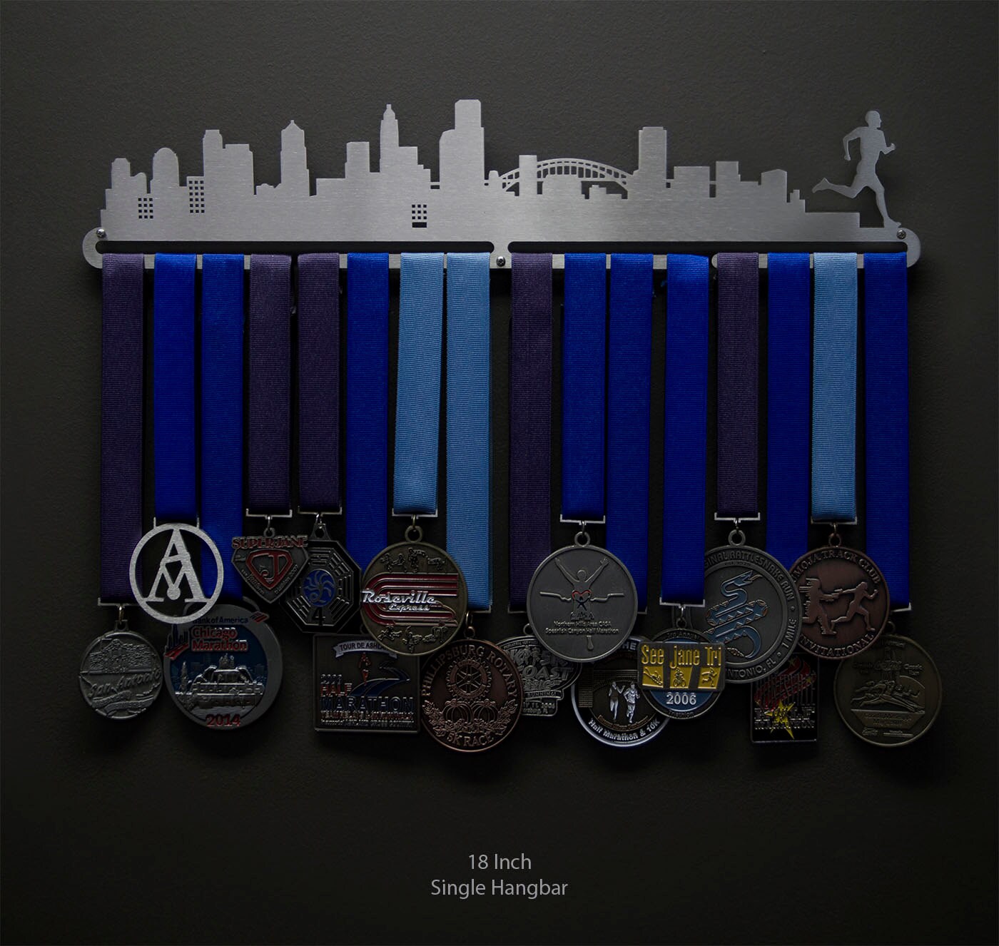 Allied Medal Hangers Espositore per medaglie con 7 Barre di Sospensione, Motivo: Maratona Mondiale (Paesaggio Urbano), Larghezza 45,7 cm