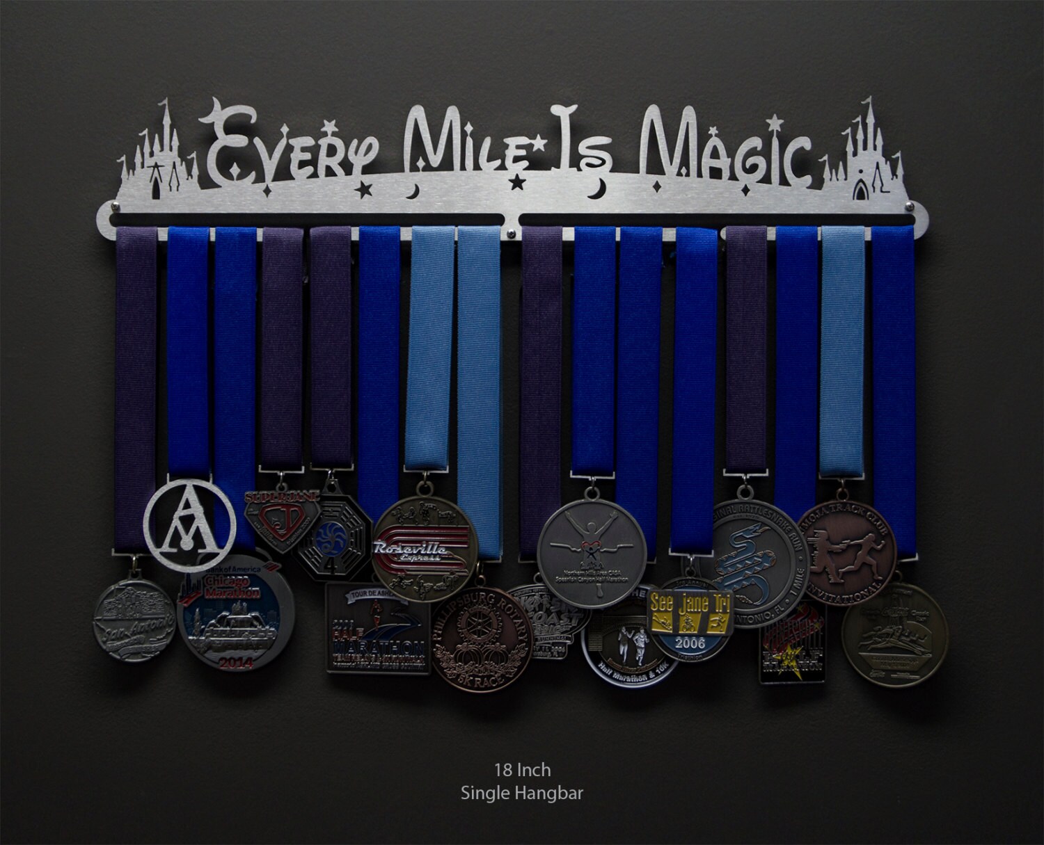 Полочка для наград. Полка для наград и медалей кубков. Стенд для медалей. Полка для наград и медалей. Стенд для медалей.