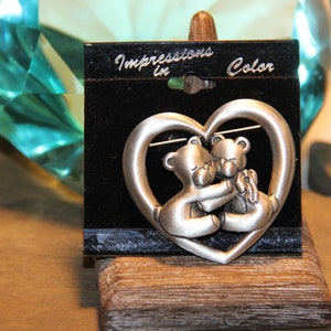 JJ Jonette Teddy Bear Hugging Pin in a heart Pewter Vintage New from the 1990s Unique Adorable collectable JJ Jonette lover gift Jacket Pin