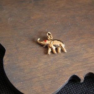 14 kt gouden olifant bedel Lucky olifant met rood oog Vintage nieuw uit de jaren 90 14 kt gouden bedel casinospeler cadeau Lucky olifant slurf omhoog