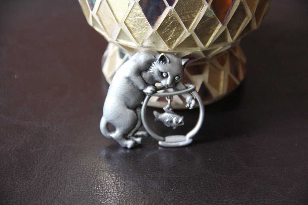 Broche JJ Jonette – Ours Tenant Un Cœur – Étain Argenté – Fabriquée Aux USA – Neuf Sans Emballage