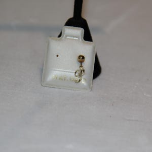 Pendiente único de oro de 14 quilates con letra P en cursiva, corte de diamante, pendiente de botón/poste, vintage, nuevo de la década de 1990, llamando a Patty, Pam Preston. Pendiente único