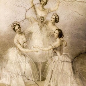 Pode incluir: Uma fotografia antiga de quatro bailarinas em tutus brancos, posando em um est&uacute;dio. A imagem est&aacute; desbotada e rachada, o que lhe confere um toque nost&aacute;lgico.