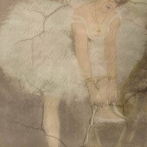 Pode incluir: Uma bailarina em um tutu branco e sapatilhas de ponta est&aacute; em p&eacute; em um fundo bege rachado. Os bra&ccedil;os da bailarina est&atilde;o levantados e ela est&aacute; segurando um buqu&ecirc; de flores.