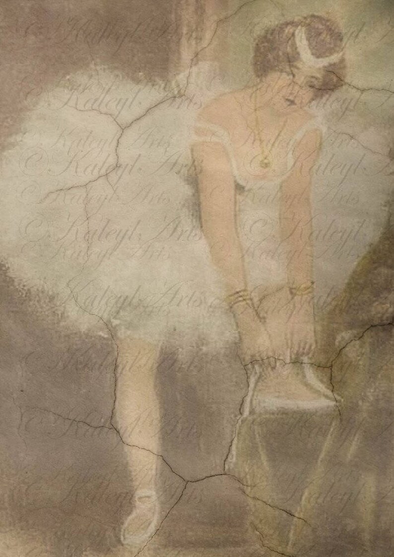 Pode incluir: Uma bailarina em um tutu branco e sapatilhas de ponta est&aacute; em p&eacute; em um fundo bege rachado. Os bra&ccedil;os da bailarina est&atilde;o levantados e ela est&aacute; segurando um buqu&ecirc; de flores.