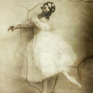 Pode incluir: Uma fotografia vintage em preto e branco de uma bailarina em um tutu branco, posando em um fundo rachado.