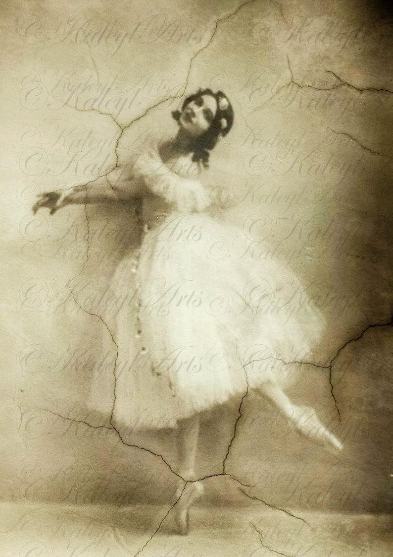 Pode incluir: Uma fotografia vintage em preto e branco de uma bailarina em um tutu branco, posando em um fundo rachado.