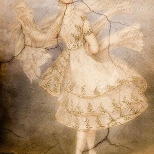 Pode incluir: Uma pintura em aquarela de uma mulher com um vestido branco com um padr&atilde;o floral. Ela est&aacute; usando uma coroa e um colar. O fundo &eacute; azul claro com rachaduras.