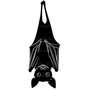 Puede incluir: Ilustración en blanco y negro de un murciélago colgado boca abajo. El murciélago tiene ojos grandes y redondos, orejas puntiagudas y una estructura de alas detallada. Diseño digital ideal para proyectos de Halloween o góticos.