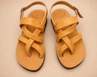 Sandali in pelle per bambini / Realizzati a mano in Grecia, in vera pelle, con suola imbottita e fibbia regolabile.