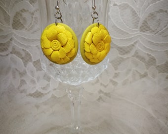 Orecchini in pelle Orecchini da sposa Orecchini gialli Gioielli floreali Stile boho Orecchini boho Matrimonio Accessori estivi Orecchini estivi