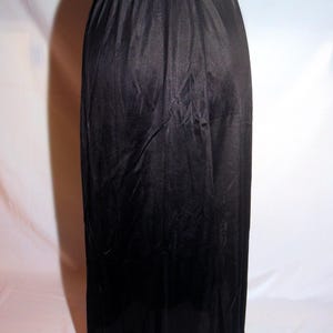 VTG jaren 60 Mistee lang zwart nylon en kant half slip / maat SM / 36" lengte, 14" gleuf