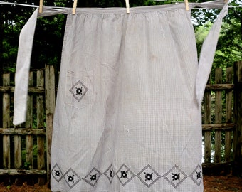 Grembiule midi vintage anni '70 a quadretti neri a quadretti / Ricamo floreale / Costume Farmcore